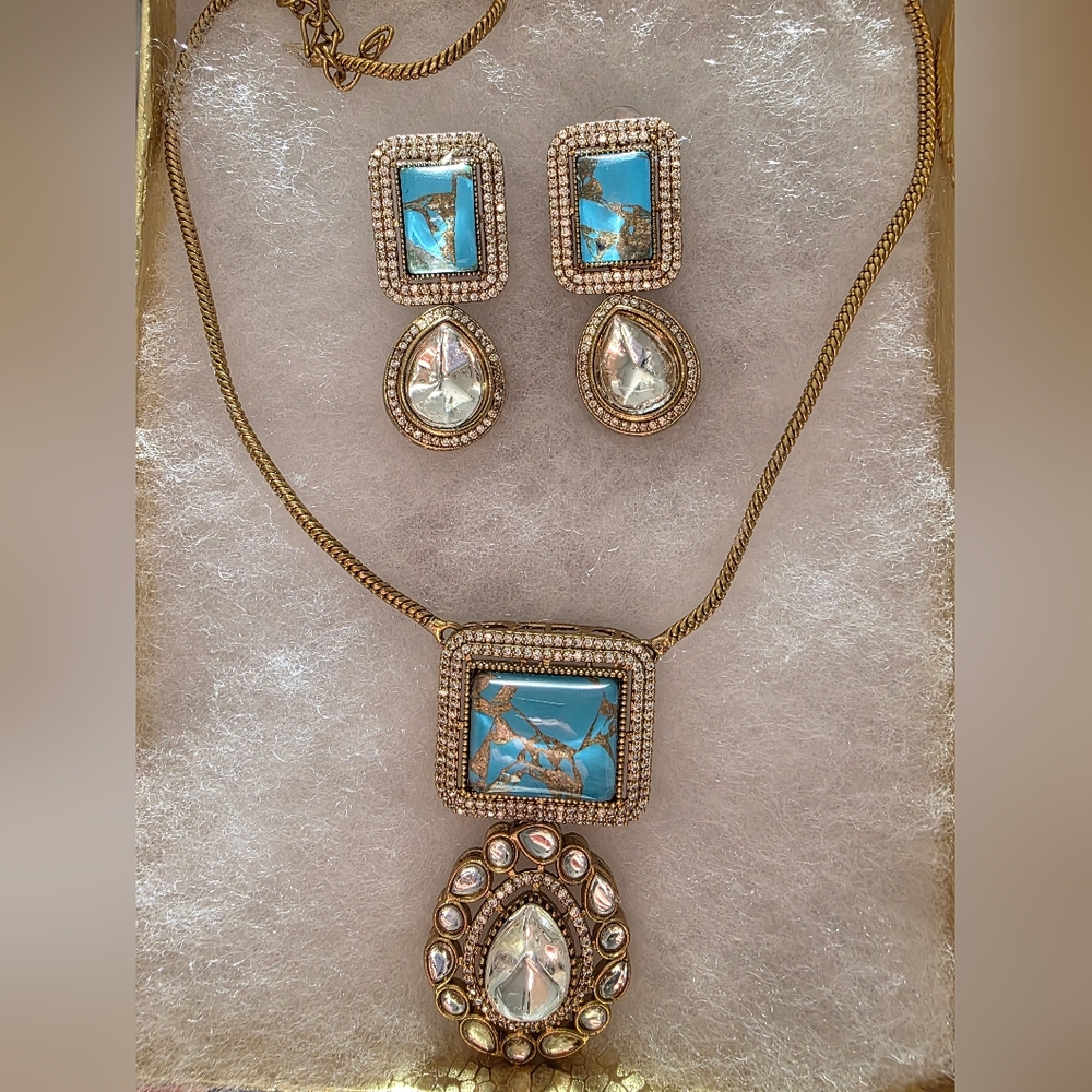 Elegant Gold and Turquoise Pendant Set
